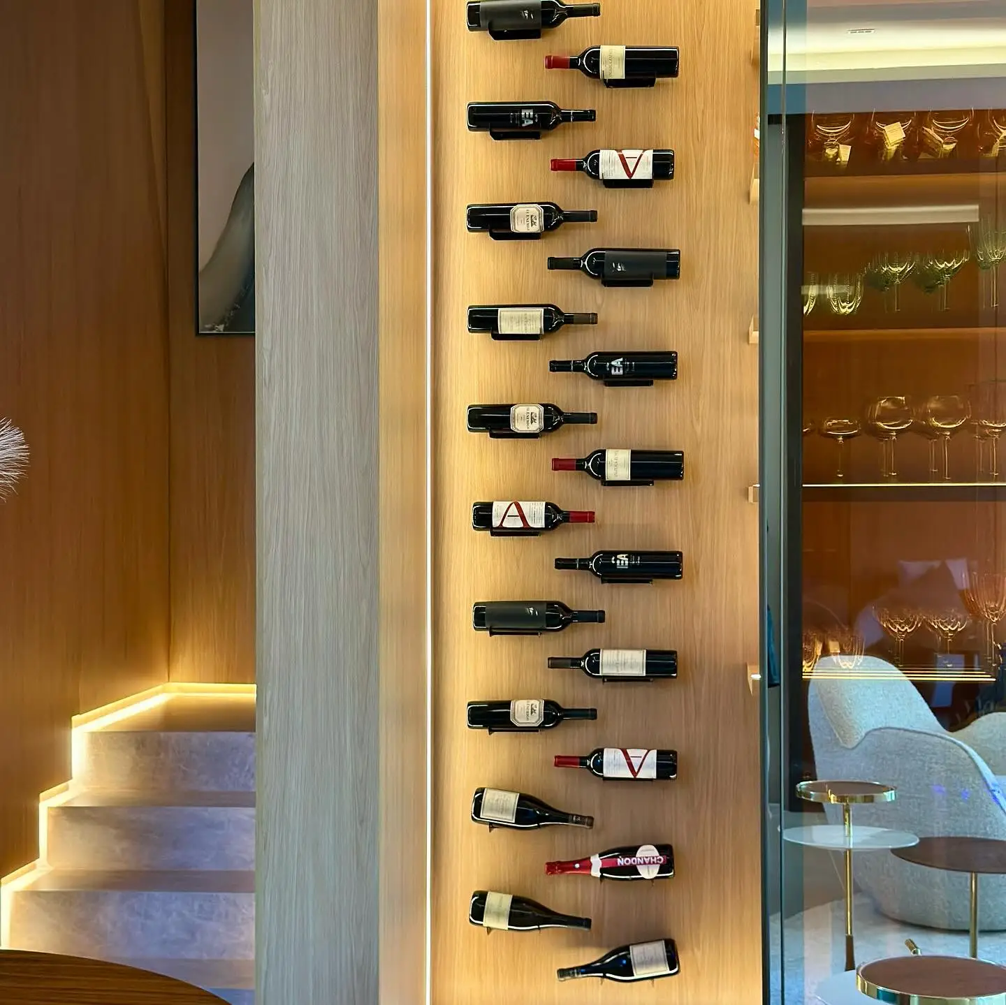 Adega planejada com prateleiras iluminadas para vinhos