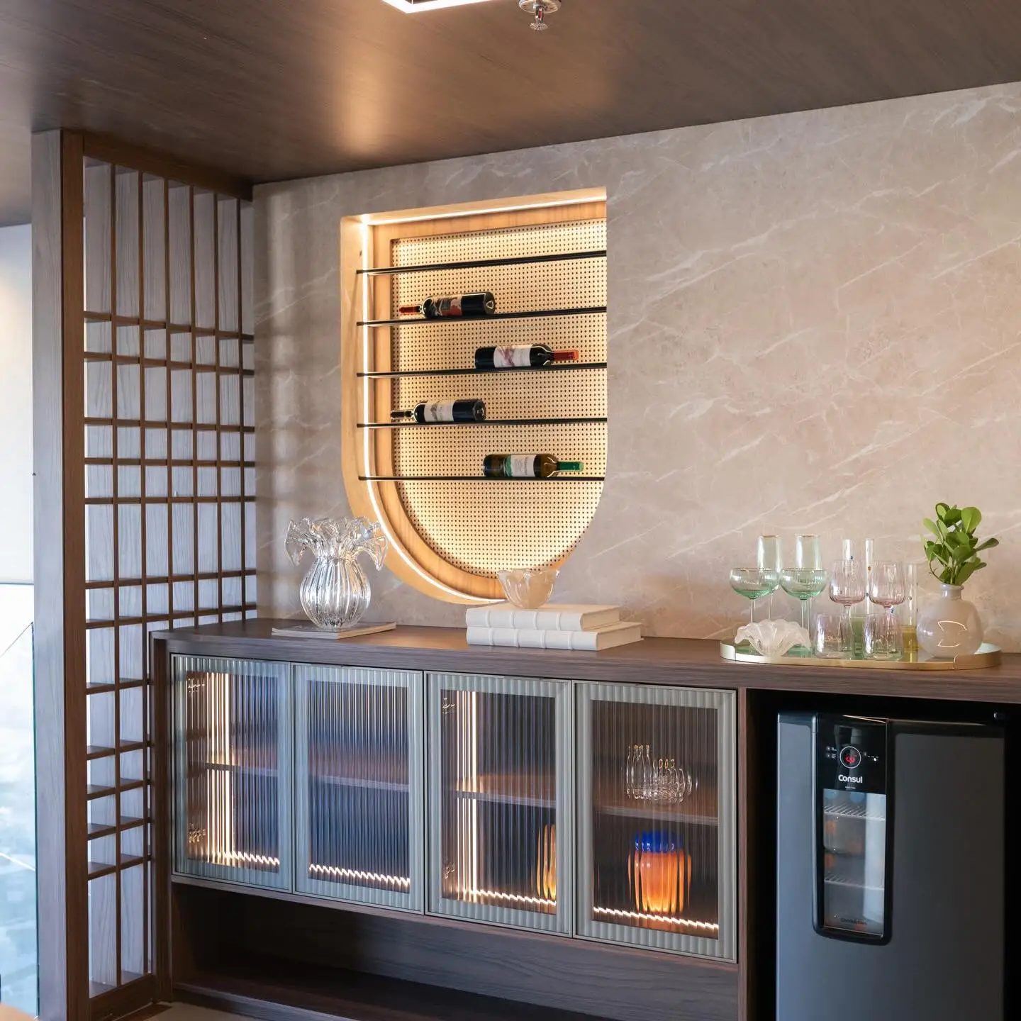 Home bar planejado com cristaleira embutida e design sofisticado