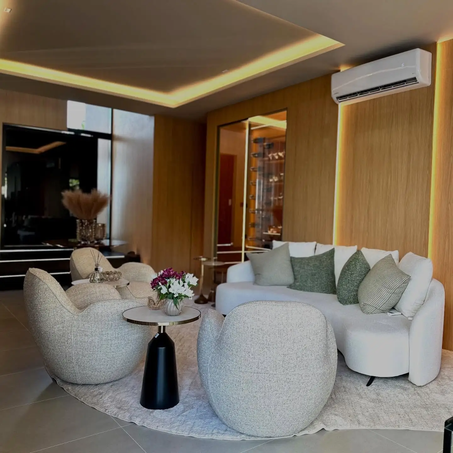 Living planejado com sofisticação e conforto integrados